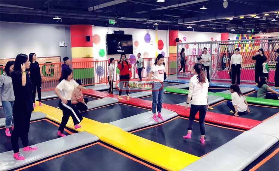小孩子的蹦蹦床 小孩子的蹦蹦床